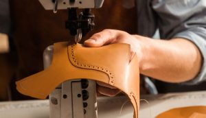 Pelle mentre viene lavorata